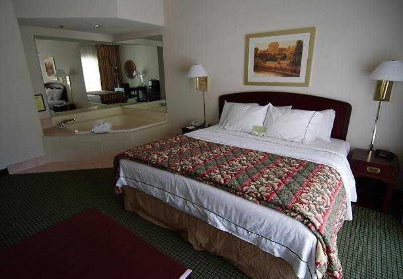 Courtyard By Marriott Tulsa Central Εξωτερικό φωτογραφία