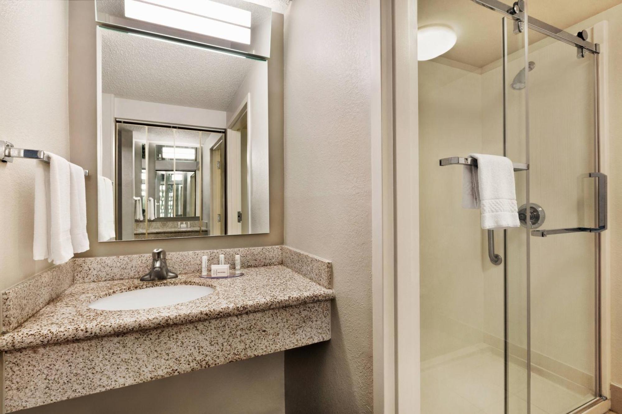 Courtyard By Marriott Tulsa Central Εξωτερικό φωτογραφία